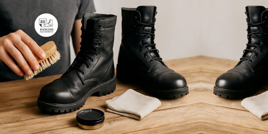 Nettoyage de chaussures rangers noires avec une brosse et un chiffon.