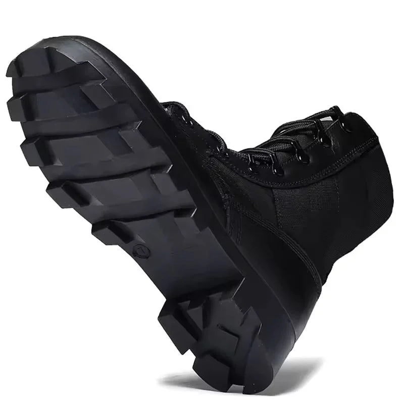 Vue de dessous d’une chaussure rangers femme noire avec semelle crantée antidérapante
