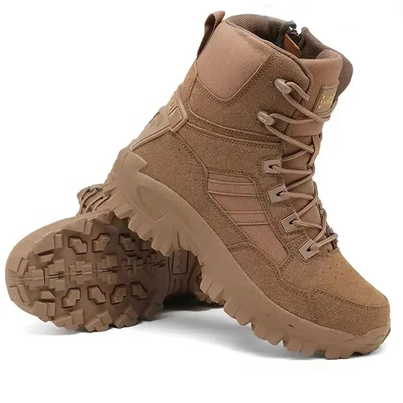 Chaussures de combat tactiques beige avec semelle crantée anti-dérapante, vues de profil et de dessous