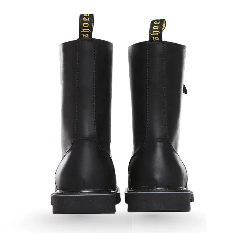 Deux paires de chaussures rangers de l’armée américaine noires placées côte à côte, vues de dos, mettant en valeur la tige montante et le renfort au talon