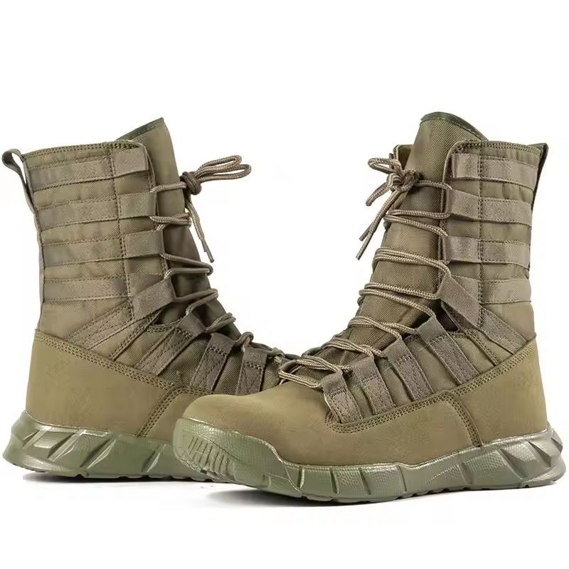 Deux chaussures rangers commando vertes croisées, celle de gauche pointant vers la droite et celle de droite vers la gauche, mettant en valeur leur design symétrique et tactique