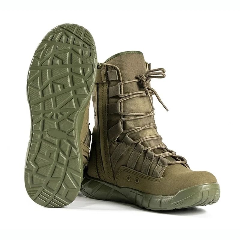 Chaussure rangers commando verte présentée debout à gauche avec vue sur la semelle crantée, accompagnée d'une seconde chaussure à droite mettant en évidence le zip latéral