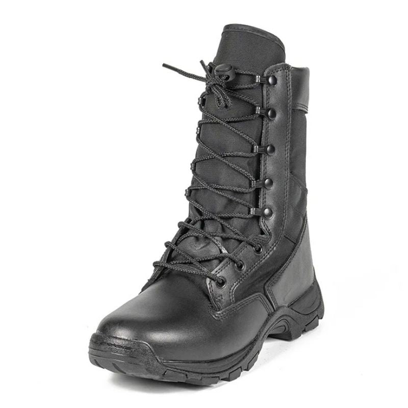 Vue de face des chaussures rangers Sentinel avec focus sur les lacets robustes et les œillets métalliques assurant un maintien sûr et durable