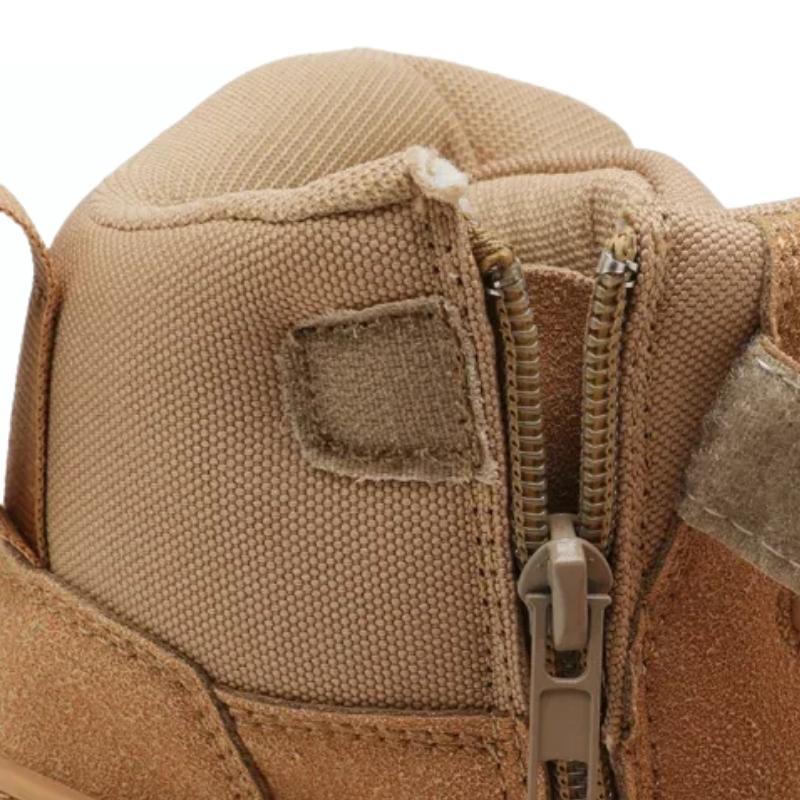Zoom sur la fermeture éclair latérale d’une chaussure de combat tactique beige avec renfort en tissu et couture solide