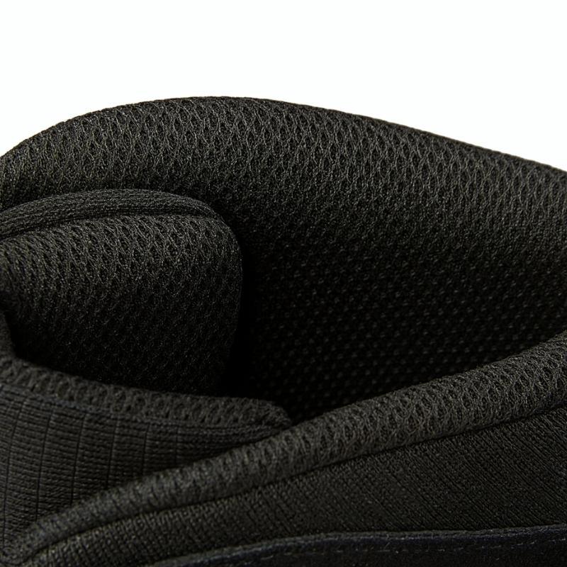Zoom sur l’intérieur rembourré et respirant d’une chaussure tactique noire pour homme, offrant confort et maintien prolongé