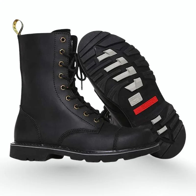 Une paire de chaussures rangers de l’armée américaine vue de côté, accompagnée d’une seconde paire focalisée sur la semelle crantée robuste