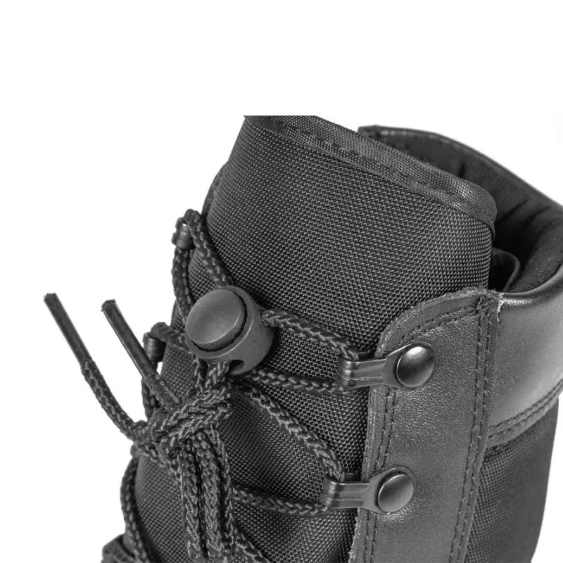 Gros plan sur le haut des chaussures rangers Sentinel mettant en valeur la qualité du tissu et le serrage précis des lacets pour un maintien optimal