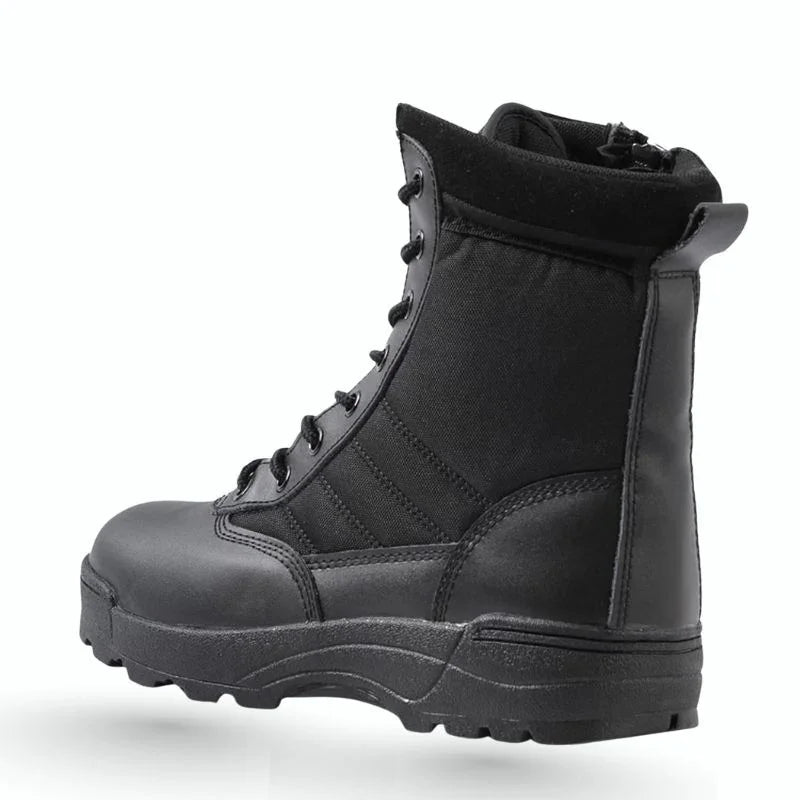 Vue latérale d’une botte style rangers femme noire, soulignant sa tige montante et sa conception robuste idéale pour les activités extérieures