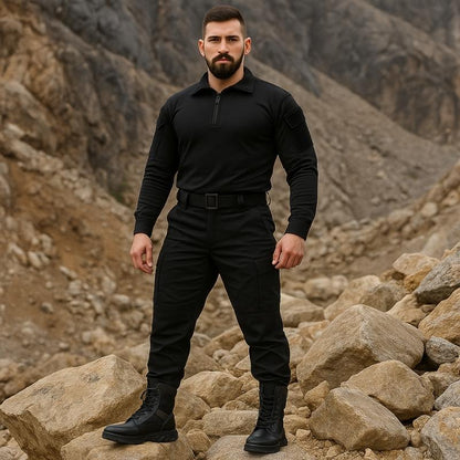 Homme en tenue militaire noire avec chaussures rangers cuir homme, debout sur un terrain rocheux
