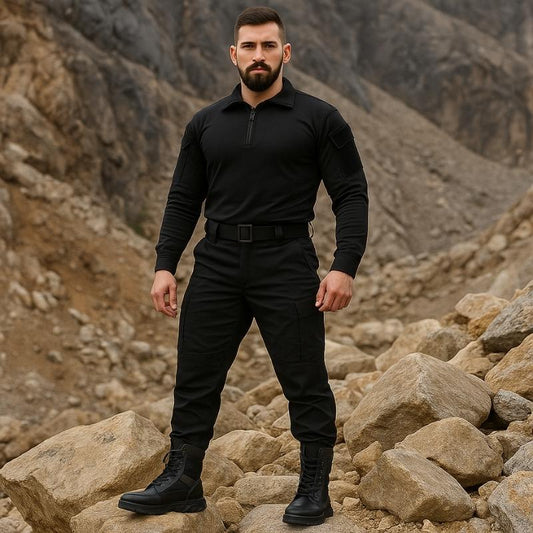 Homme en tenue militaire noire avec chaussures rangers cuir homme, debout sur un terrain rocheux
