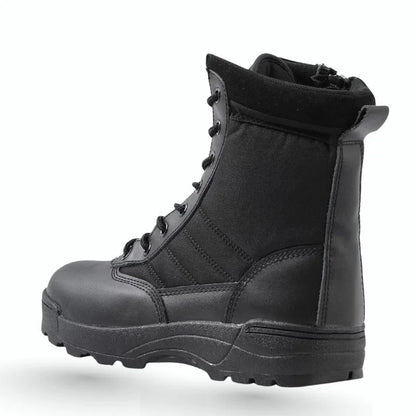 Homme en uniforme noir dans un environnement montagneux portant des chaussures rangers militaires homme conçues pour les opérations extérieures et le terrain difficile