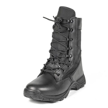 Vue de face des chaussures rangers Sentinel avec focus sur les lacets robustes et les œillets métalliques assurant un maintien sûr et durable