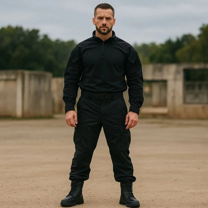 Homme en tenue tactique noire dans une zone d’entraînement militaire, portant des rangers coquées robustes adaptées aux conditions extrêmes
