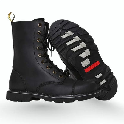 Une paire de chaussures rangers de l’armée américaine vue de côté, accompagnée d’une seconde paire focalisée sur la semelle crantée robuste