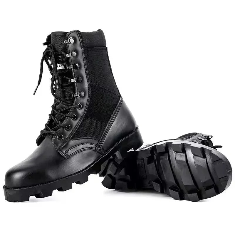 Paire de rangers noires de l’armée française avec lacets et semelle crantée renforcée, vue latérale et dessous