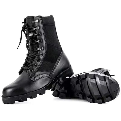 Paire de rangers noires de l’armée française avec lacets et semelle crantée renforcée, vue latérale et dessous