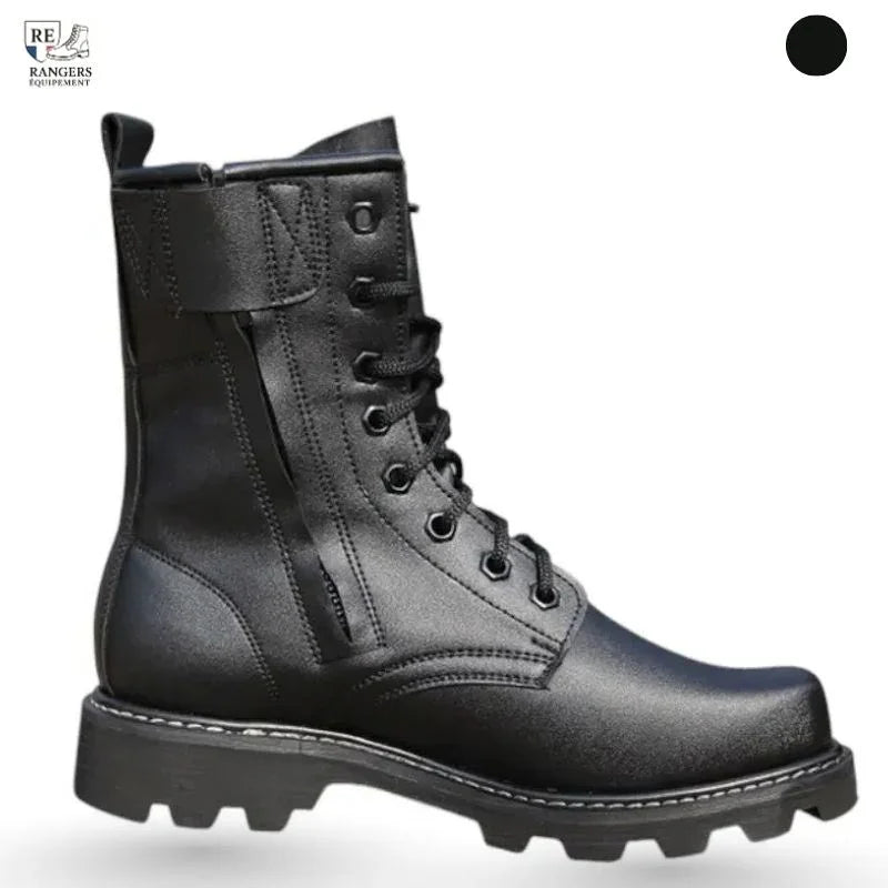 Vue latérale de rangers chaussures de combat noires, laçage renforcé et semelle épaisse conçue pour les opérations tactiques