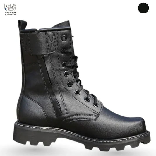 Vue latérale de rangers chaussures de combat noires, laçage renforcé et semelle épaisse conçue pour les opérations tactiques