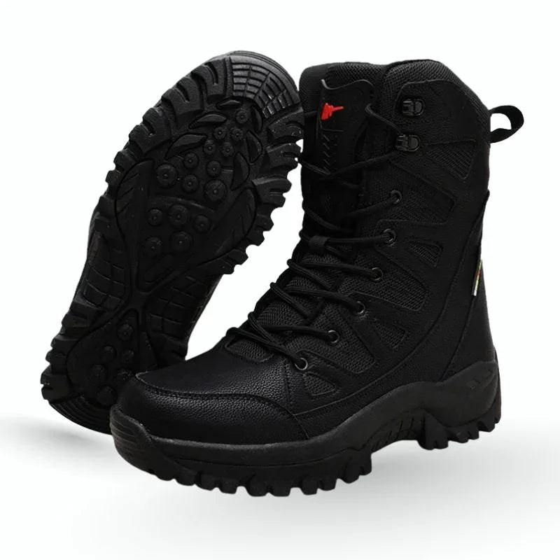 Chaussures rangers femme militaire noires vues de côté, avec mise en évidence de la semelle crantée de la seconde botte pour montrer l’adhérence