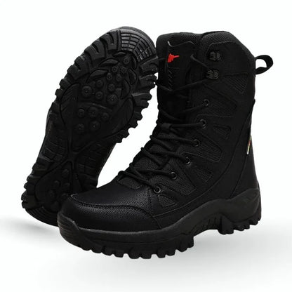 Chaussures rangers femme militaire noires vues de côté, avec mise en évidence de la semelle crantée de la seconde botte pour montrer l’adhérence