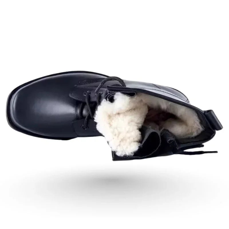 Vue de dessus d’une chaussure rangers noire pour l’hiver avec doublure intérieure en fourrure chaude