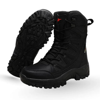 Chaussures rangers homme militaire noires vues de côté, avec mise en évidence de la semelle crantée de la seconde botte pour montrer l’adhérence et la robustesse