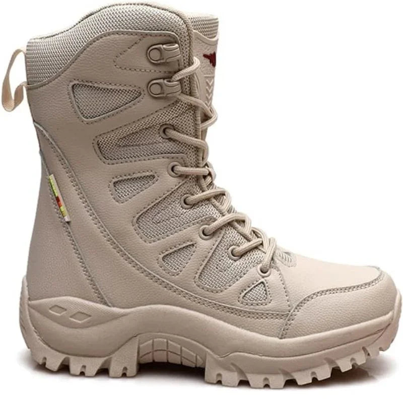 Vue latérale d’une paire de rangers militaires femme couleur beige, avec laçage montant et semelle crantée pour une allure tactique et féminine
