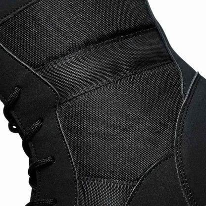 Gros plan sur le tissu renforcé des rangers militaires tactiques noires avec surpiqûres visibles