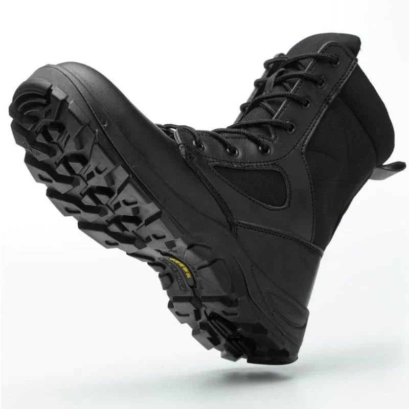 Vue de dessous d’une semelle de bottes rangers pour homme, conçue pour offrir une adhérence maximale sur la neige et les terrains glacés en hiver