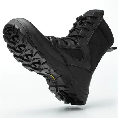 Vue de dessous d’une semelle de bottes rangers pour homme, conçue pour offrir une adhérence maximale sur la neige et les terrains glacés en hiver