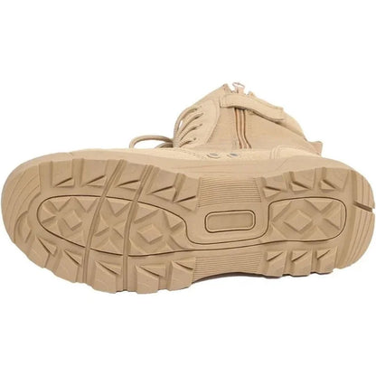 Vue de dessous d’une botte style rangers femme beige montrant une semelle crantée robuste idéale pour la randonnée et les terrains accidentés