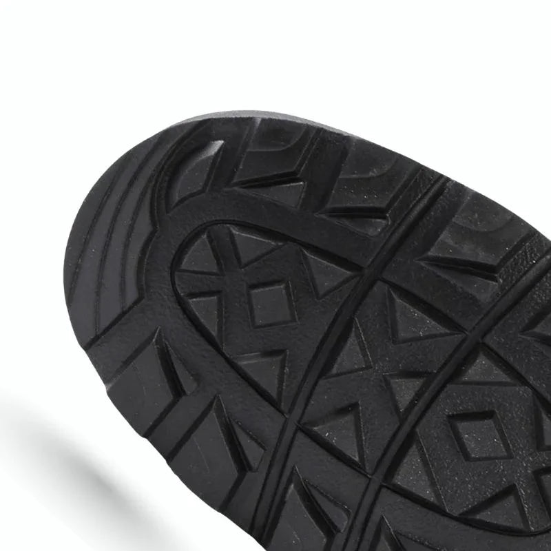 Zoom sur la semelle crantée d’une paire de bottes style rangers femme, idéale pour garantir une bonne adhérence sur tous types de terrains