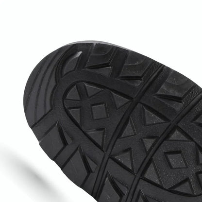 Zoom sur la semelle crantée d’une paire de bottes style rangers femme, idéale pour garantir une bonne adhérence sur tous types de terrains