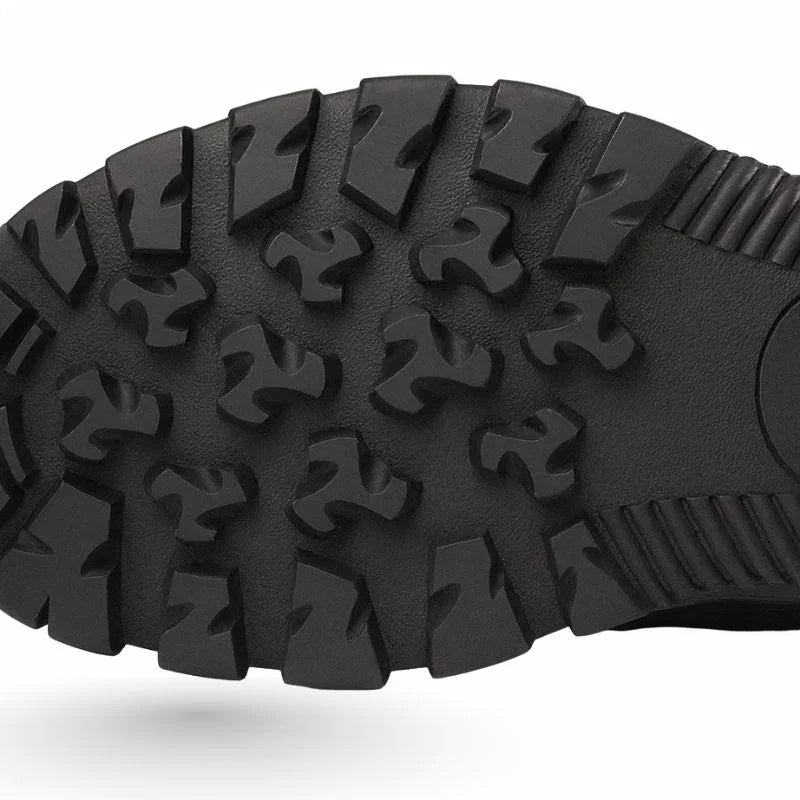 Gros plan sur semelle antidérapante en caoutchouc des bottes tactiques noires pour homme, motif cranté robuste pour accroche optimale