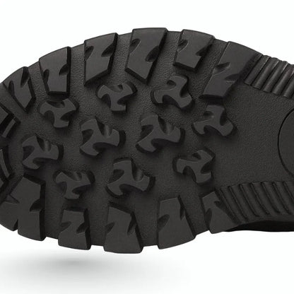 Gros plan sur semelle antidérapante en caoutchouc des bottes tactiques noires pour homme, motif cranté robuste pour accroche optimale