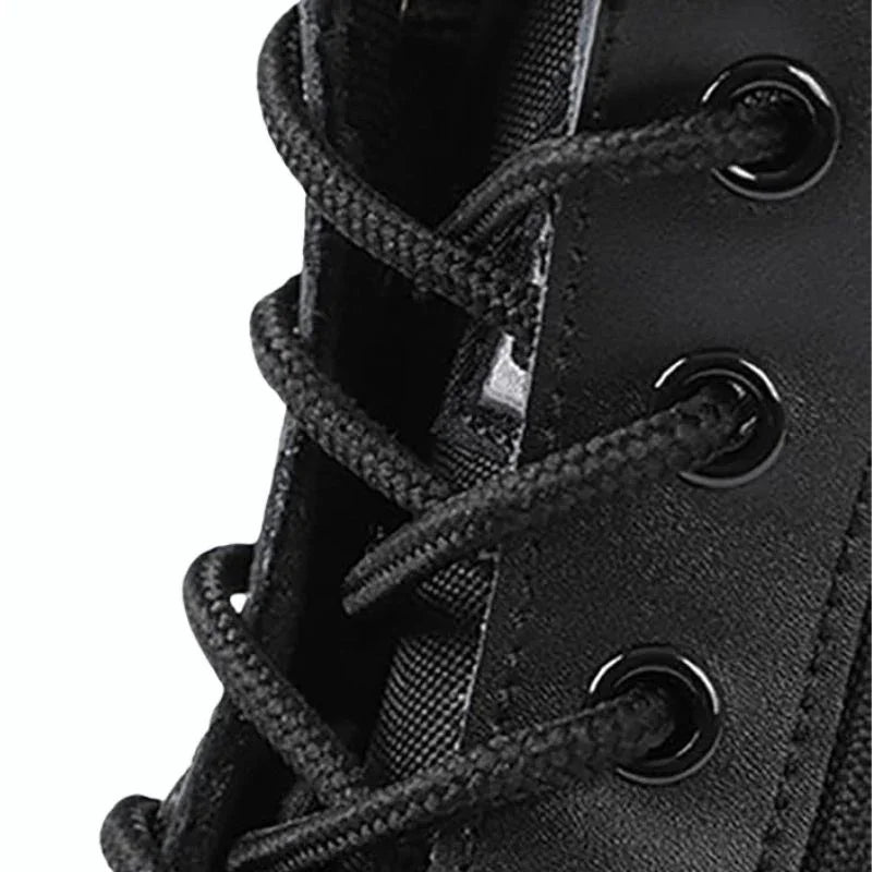 Gros plan sur les lacets renforcés d'une chaussure d'intervention noire pour homme avec œillets métalliques
