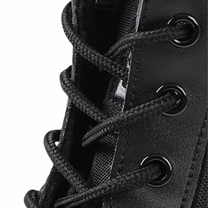 Gros plan sur les lacets renforcés d'une chaussure d'intervention noire pour homme avec œillets métalliques