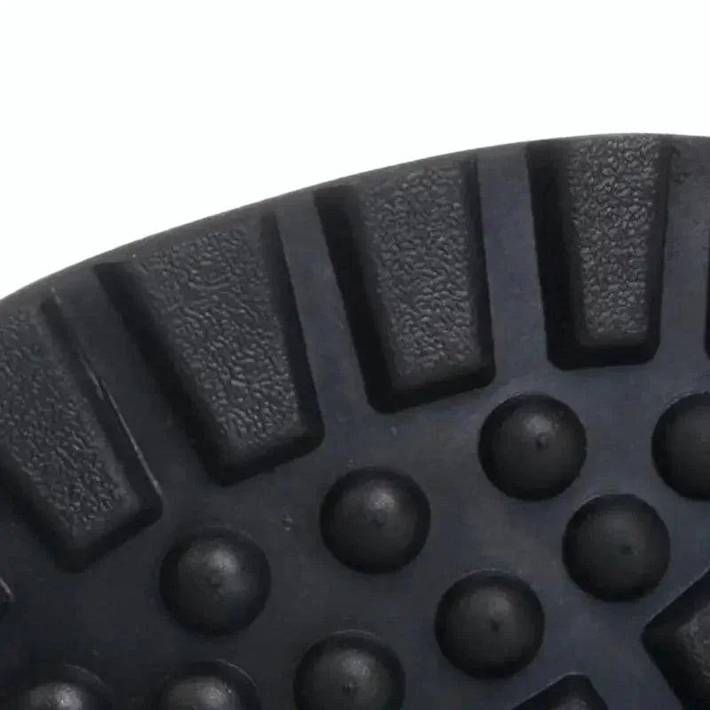 Gros plan sur la semelle antidérapante d’une rangers chaussure de combat, mettant en évidence ses crampons pour une traction optimale sur surfaces glissantes